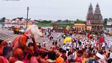 Photo of कुंकू, बुक्क्याची उधळण करीत महाव्दार काला साजरा