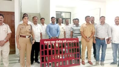Photo of पंढरपुर शहर गुन्हे प्रकटीकरण शाखेची मोबाईल चोरी करणा-या आरोपींना  जेरबंद चोरांविरुध्द धडक कारवाई