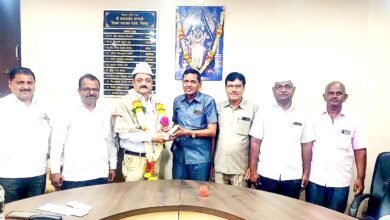 Photo of वकील दिनानिमित्त विवेक वर्धिनीत ॲड. वैभव टोमके यांचा सत्कार