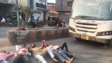 Photo of गतिरोधक साठी पंढरपूरात रस्त्यावर झोपून रास्ता रोको आंदोलन…!! महर्षी वाल्मिकी संघ, युवा सेनासह राष्ट्रवादी आक्रमक…!