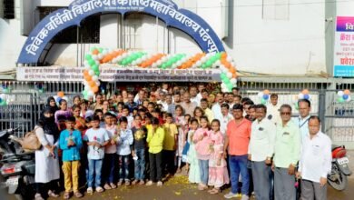 Photo of विवेक वर्धिनी येथे विद्यार्थ्यांचे गुलाबपुष्प देऊन उत्साहात स्वागत