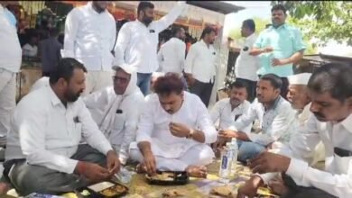 Photo of चेअरमन अभिजीत पाटील यांनी  कार्यकर्त्यां समवेत घेतला पालावर बसून जेवणाचा आस्वाद!