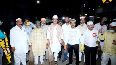 Photo of मोठ्या थाटामाटात निघालेल्या जुलूसामध्ये अभिजीत पाटील यांनी सहभाग नोंदवून केली साफसफाई..