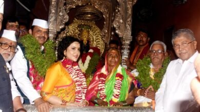 Photo of कार्तिकी एकादशीनिमित्त श्री विठ्ठल रुक्मिणीची शासकीय महापूजा फडणवीस दापंत्यांच्या हस्ते संपन्न