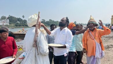 Photo of पंढरपुरच्या प्रांताधिकारी, तहसिलदारांच्या बदलीनंतर चंद्रभागेच्या वाळवंटात साखर वाटुन जल्लोष!