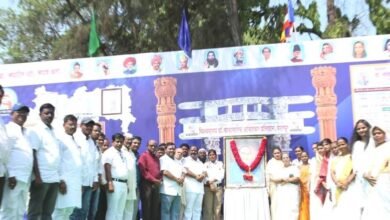 Photo of विश्वभूषण डॉ.बाबासाहेब आंबेडकर प्रातिष्ठानच्यावतीने  डॉ. आंबेडकर यांच्या प्रतिमेचे वाहतूक शाखेच्या महिला पोलीसांनी केले पूजन