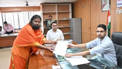 Photo of सोलापूर लोकसभा मतदारसंघासाठी दीपक उर्फ श्री व्यंकटेश्वरा महा स्वामीजी यांचा उमेदवारी अर्ज दाखल