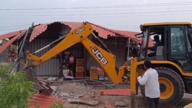 Photo of पंढरपूर नगरपरिषदेच्या वतीने वाखरी ते पंढरपूर पालखी मार्गावरील अतिक्रमण काढण्यासाठी धडक मोहीम