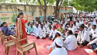 Photo of शेतकरी अडचणीत असताना भाजपने त्यांच्याकडे पाठ फिरवली – आमदार प्रणिती शिंदे