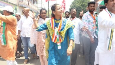 Photo of प्रचाराच्या शेवटच्या दिवशी, पदयात्रा काढत प्रणिती शिंदेंचे जोरदार शक्तीप्रदर्शन