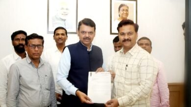 Photo of अभिजीत पाटलांनी  उपमुख्यमंत्री फडणवीस यांची भेट घेऊन केली शेतकऱ्यांसाठी मागणी