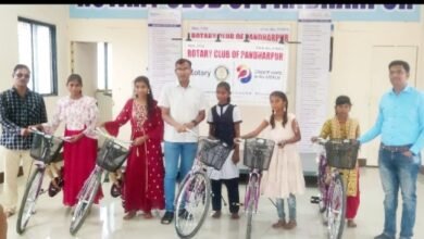 Photo of रोटरी क्लब पंढरपूर यांच्यातर्फे गौतम विद्यालयातील विध्यार्थिनींना सायकल वाटप