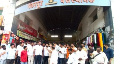 Photo of बस स्थानक परिसरातील घाणीचे साम्राज्य पाहून आमदार समाधान आवताडे संतापले…. अधिकाऱ्यांना घेतले फैलावर