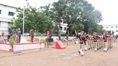 Photo of अष्टयाहत्तराव्या स्वातंत्र्य दिनानिमित्त ‘कर्मवीर’मध्ये राष्ट्रीय छात्र सेनेच्या कॅडेटचे दिमाखदार संचलन