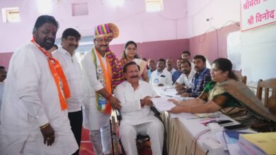 Photo of माजी उपमुख्यमंत्री विजयसिंह मोहिते पाटील यांच्या उपस्थितीत भरला अभिजीत पाटलांनी अर्ज