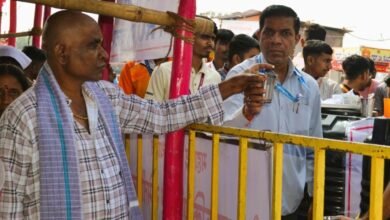 Photo of कार्तिकी वारीत वारकऱ्यांची तहान भागवत आहेत स्वेरीचे विद्यार्थी