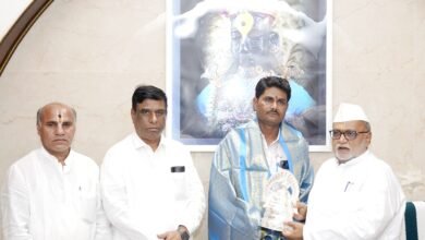 Photo of श्री विठ्ठल रुक्मिणी मातेच्या चरणी चांदीचा मुकुट अर्पण,