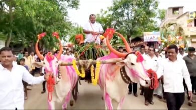 Photo of पहिलीच्या विद्यार्थ्यांचे बैलगाड्यातून गावातून प्रभात फेरी काढून स्वागत