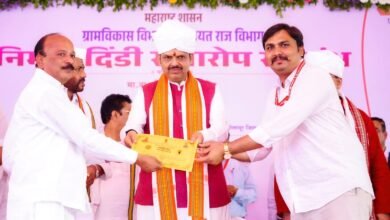 Photo of वारकरी चरणसेवेत सेवेकरी लीन