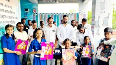 Photo of विद्यार्थ्यांच्या चेहऱ्यावर हास्य फुलवणारा उपक्रम — दिलीप माने यांच्या वाढदिवसानिमित्त शालेय साहित्य वाटप