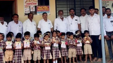 Photo of माजी आमदार प्रशांतराव परिचारक यांच्या वाढदिवसानिमित्त शालेय साहित्य आणि खाऊचे वाटप