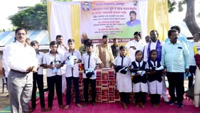 Photo of गौतम वि‌द्यालय  येथेल विध्यार्थ्यांना ना.रामदास आठवले यांचे हस्ते  स्पोर्ट ड्रेस वाटप 