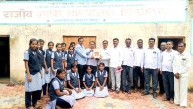 Photo of राजीव गांधी विद्यालयास फुले शाहू आंबेडकर विचारमंचाचे वतीने “संविधान” प्रत भेट