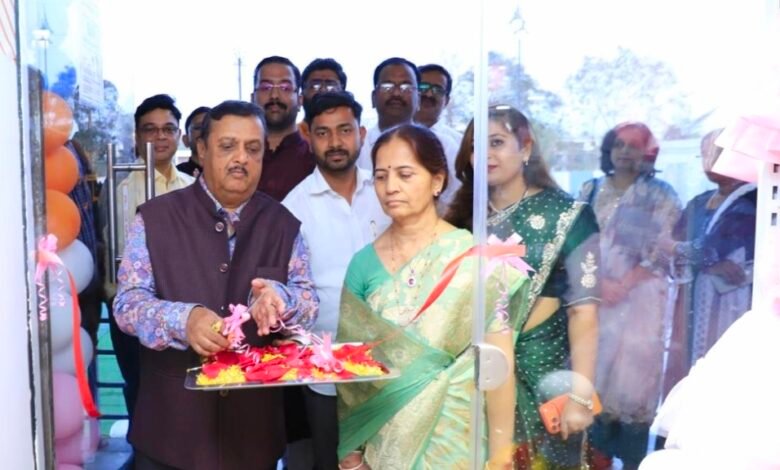 Photo of डॉ.शितल शहा यांच्या फर्स्ट क्राय लहान मुलांच्या कपड्यांच्या दालनाचा शुभारंभ