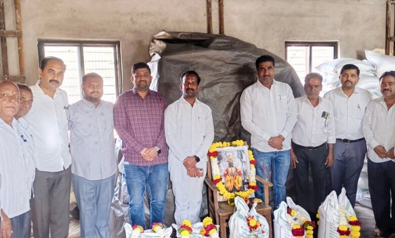 Photo of श्री विठ्ठल सह. साखर कारखान्याच्या वतीने सभासद, ऊस पुरवठादार व कामगारांना गुढीपाडवा सणानिमित्त साखर विक्री सुरू