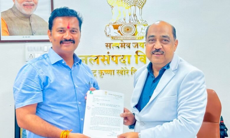 Photo of आ.अभिजीत पाटील यांनी सिना-माढा उपसा सिंचन योजनेच्या प्रश्नासाठी कार्यकारी अभियंता यांची घेतली भेट