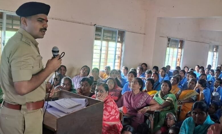 Photo of निर्भया पथकाकडून विद्यार्थ्यांना ‘सुरक्षिततेचे धडे’