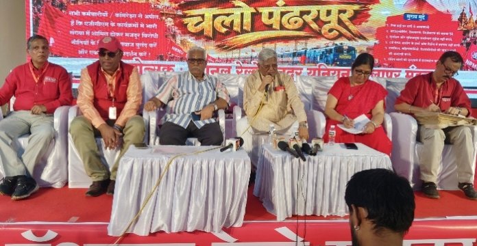 Photo of मागण्या मान्य न झाल्यास रेल्वे कर्मचारी व सरकारचा संघर्ष निश्चित